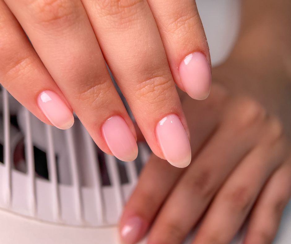 Unhas translúcidas — o charme natural