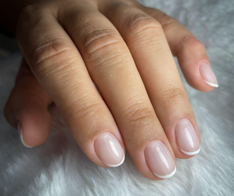Unhas translúcidas — o charme natural