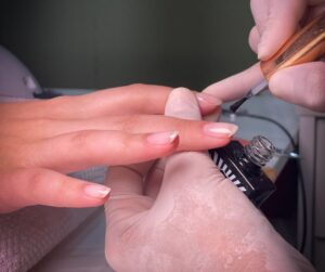 Unhas translúcidas — o charme natural que está conquistando os salões em 2025/2026