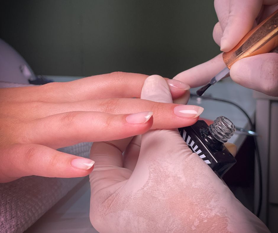 Unhas translúcidas — o charme natural que está conquistando os salões em 2025/2026